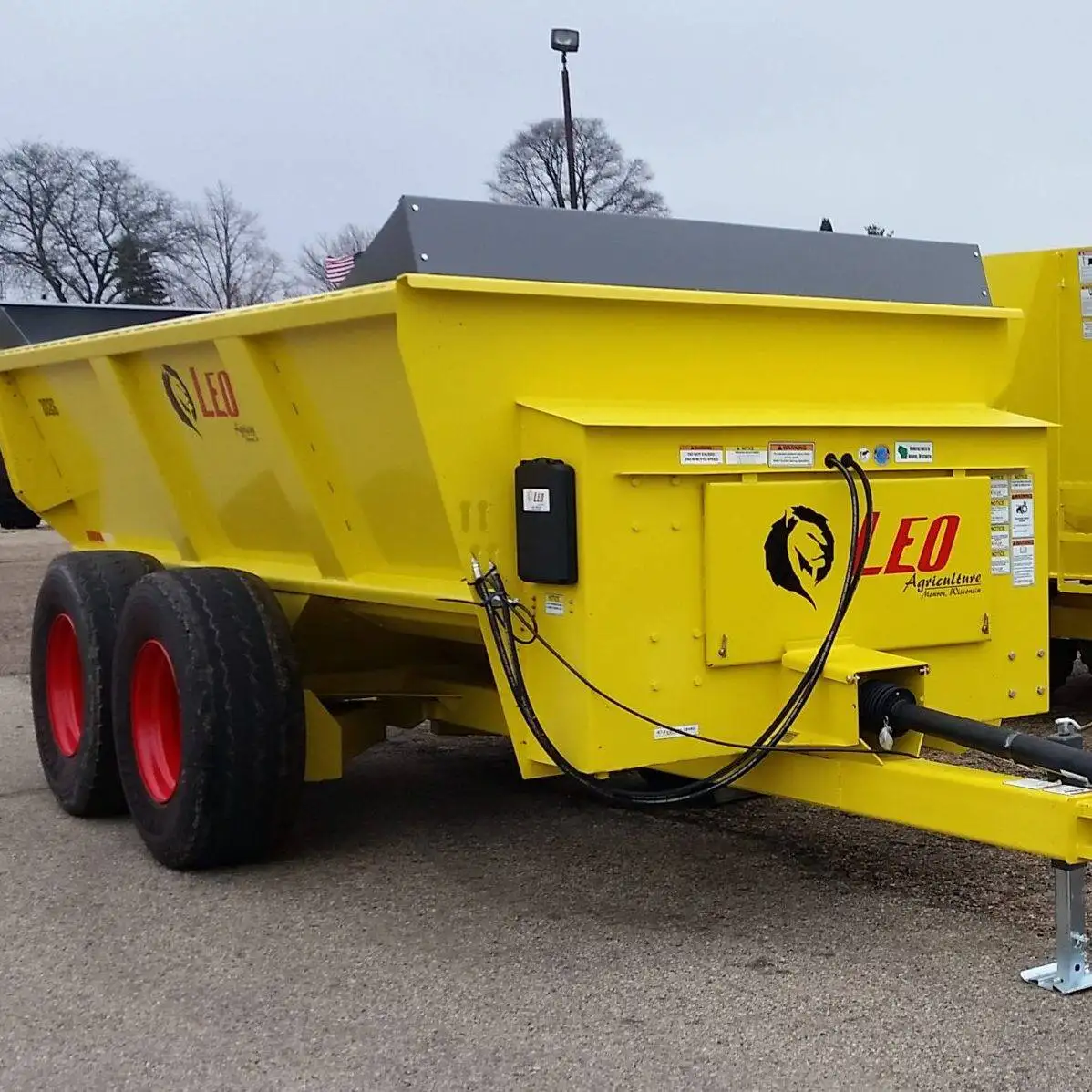 LEO Agriculture - Feed Mixer & Manure Spreader -