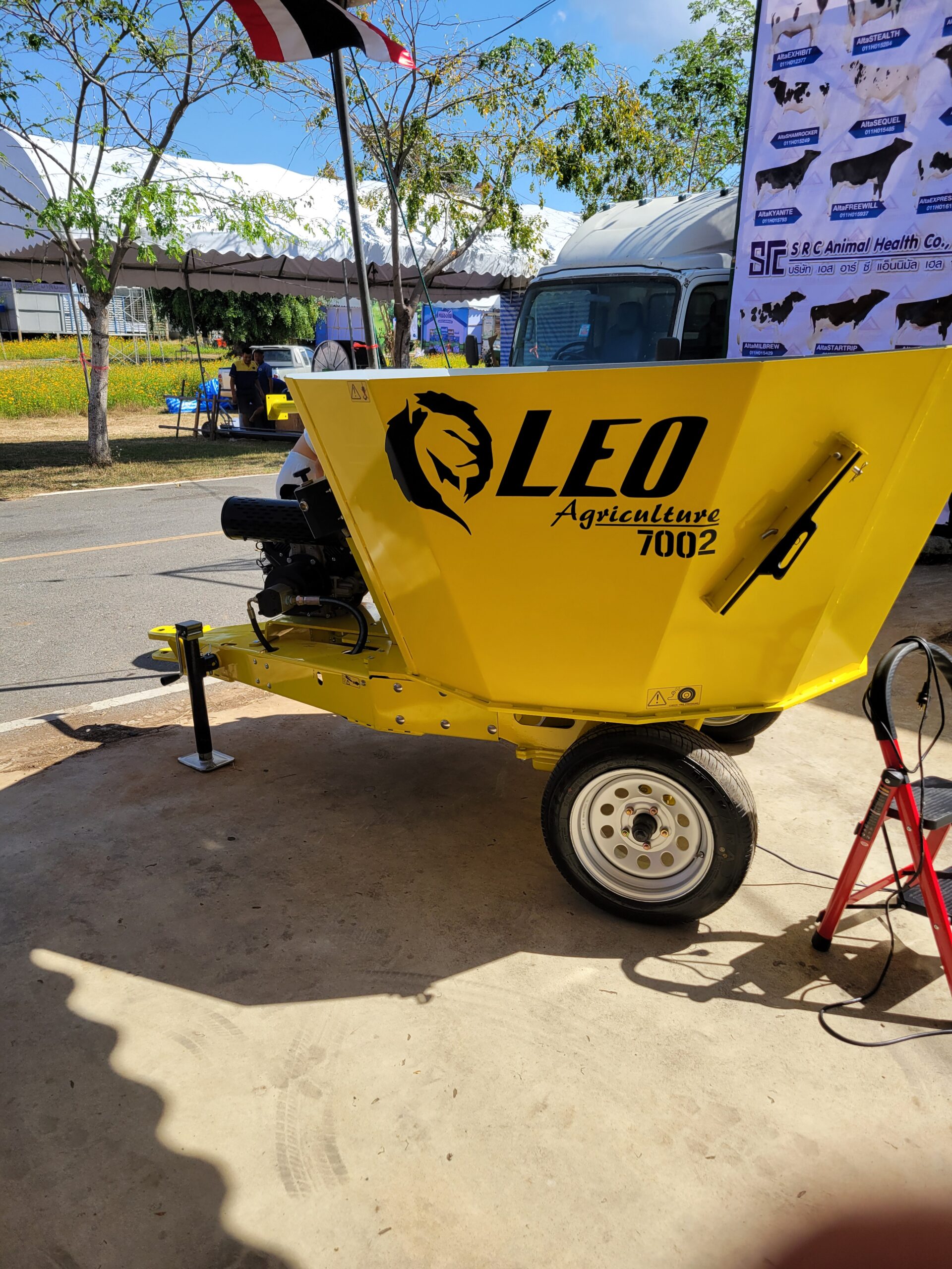 LEO Agriculture: Innovative LHD Abbrasive resistant Steel Material Feed Wagons & Manure Spreaders for Global Farms This image showcases our diverse range of agricultural equipment, including: • Feed Wagons (Voermenger / Misstrooier): Maximize feed efficiency and animal health with our high-performance TMR mixers (Total Mixed Ration) available in both vertical and horizontal styles. (USA, South Africa, Asia) • Manure Spreaders: Optimize manure management with our dependable side-discharge spreaders, designed for efficient and even field application. (USA, South Africa, Asia) LEO Agriculture provides a comprehensive solution for farms worldwide. Contact us today! www.leo-ag.com www.leoagriculture.com www.mixerknives.com www.newton-machine.com Keywords: TMR mixer USA, TMR mixer South Africa, TMR mixer Asia, feed wagon USA, feed wagon South Africa, feed wagon Asia, manure spreader USA, manure spreader South Africa, manure spreader Asia, side discharge manure spreader, voermanure spreader, misstrooier, fodder mixer, feed mixer