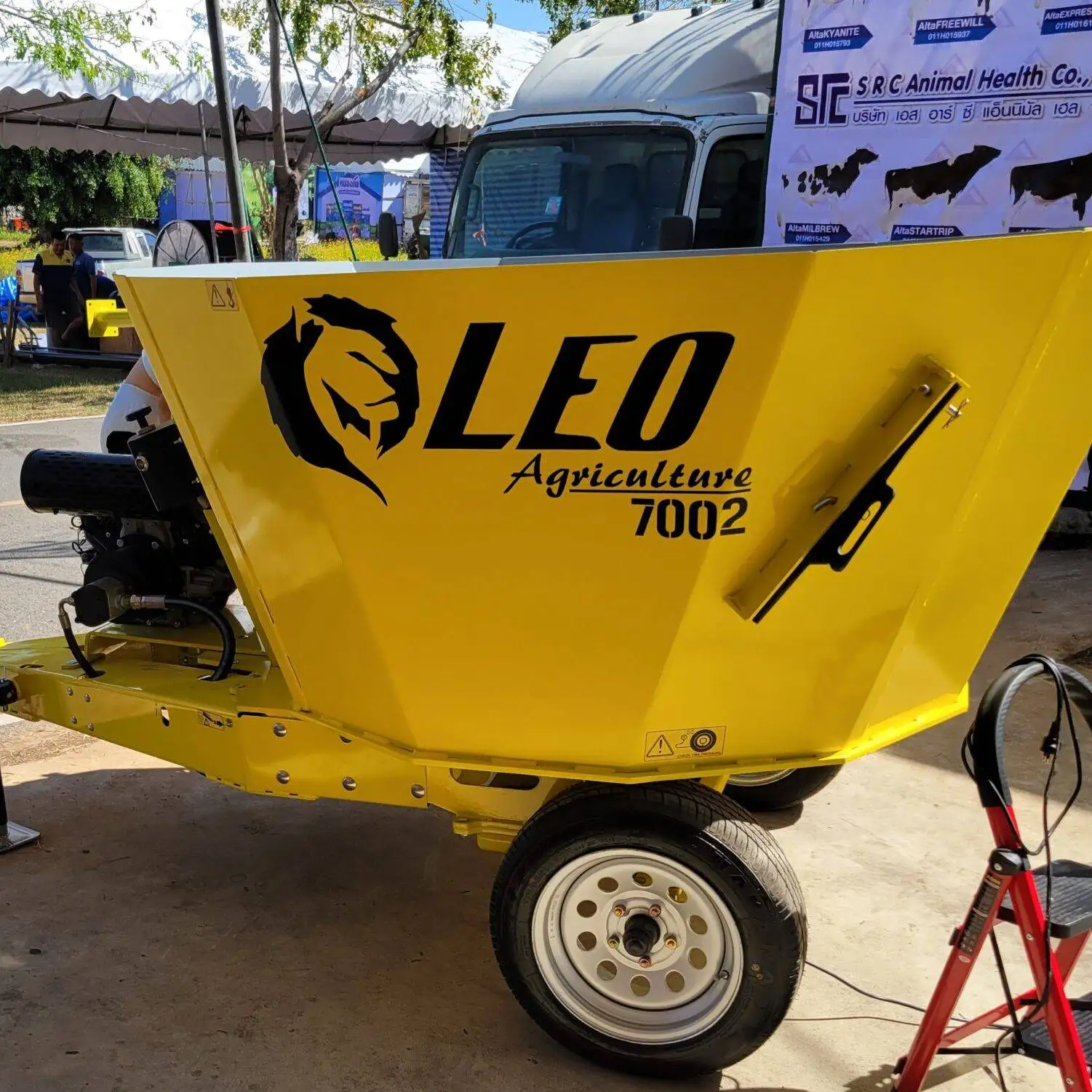 LEO Agriculture - Feed Mixer & Manure Spreader -