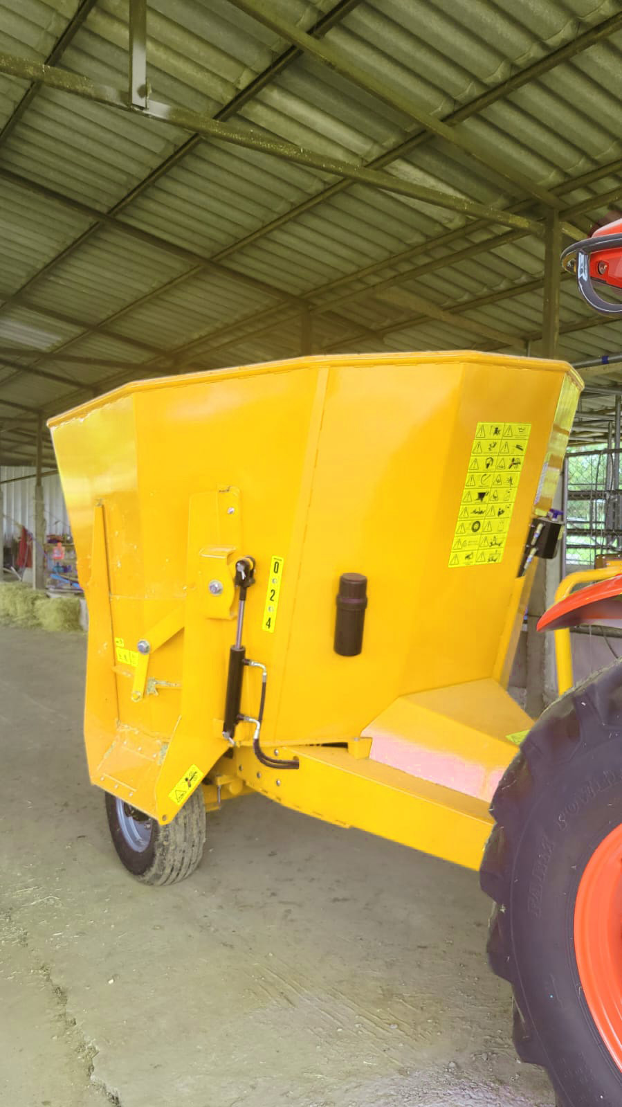 7004 TMR Feed Mixer - LEO Manure Spreaders and Feed Mixers