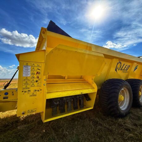 LEO 2010 Side Discharge Manure Spreader