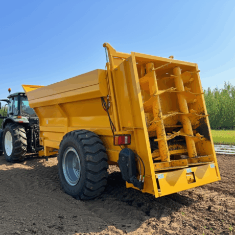 LEO 8024 Rear Discharge Manure Spreader