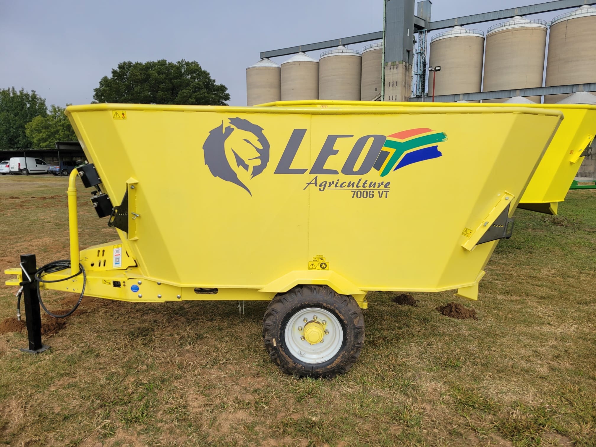 LEO 7006VT Vertical Feed Mixer — 6 cubic meter twin-auger vertical feed mixer for small dairy operations