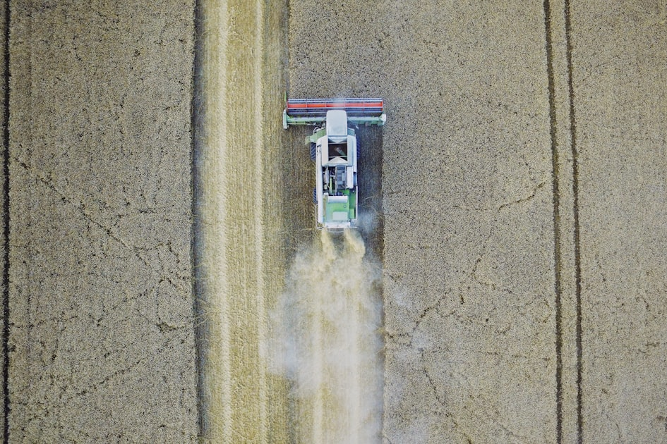 Read more about the article Choosing the Right TMR Vertical Feed Mixer